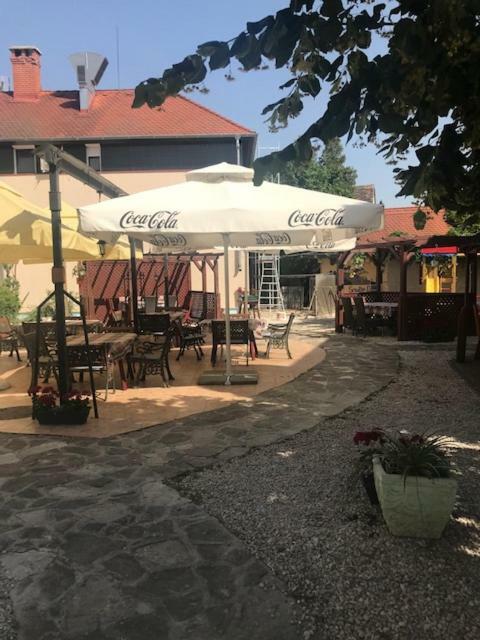 Vadasz Panzio Es Etterem Szombathely Ngoại thất bức ảnh